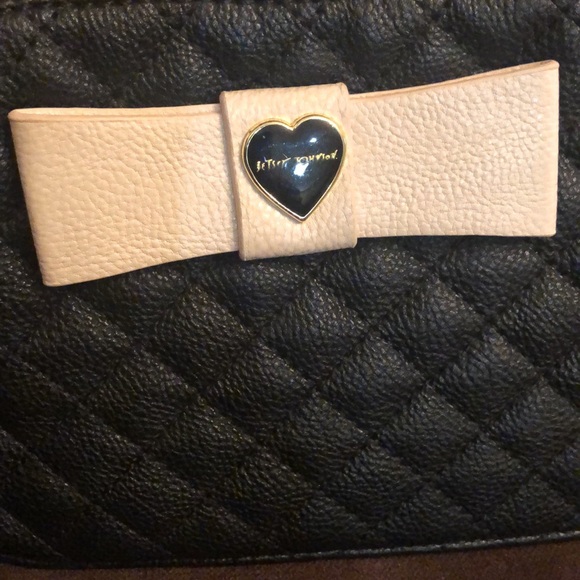 Betsy Johnson hand bag 🖤 - Picture 2 of 6